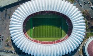 篮球明星勒布朗詹姆斯在NBA赛场上篮