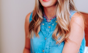 足球明星梅西在球场带球的精彩瞬间